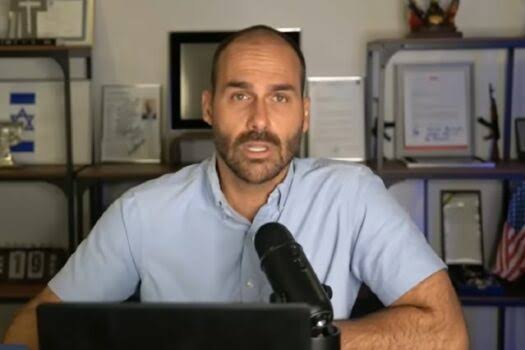 Eduardo Bolsonaro assume liderança da minoria para evitar perda de mandato