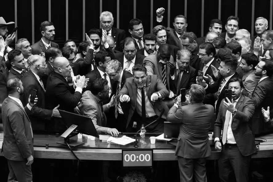 Derrota do Governo: Câmara deixa caducar MP que taxava bancos e apostas e governo perde R$ 17 bilhões