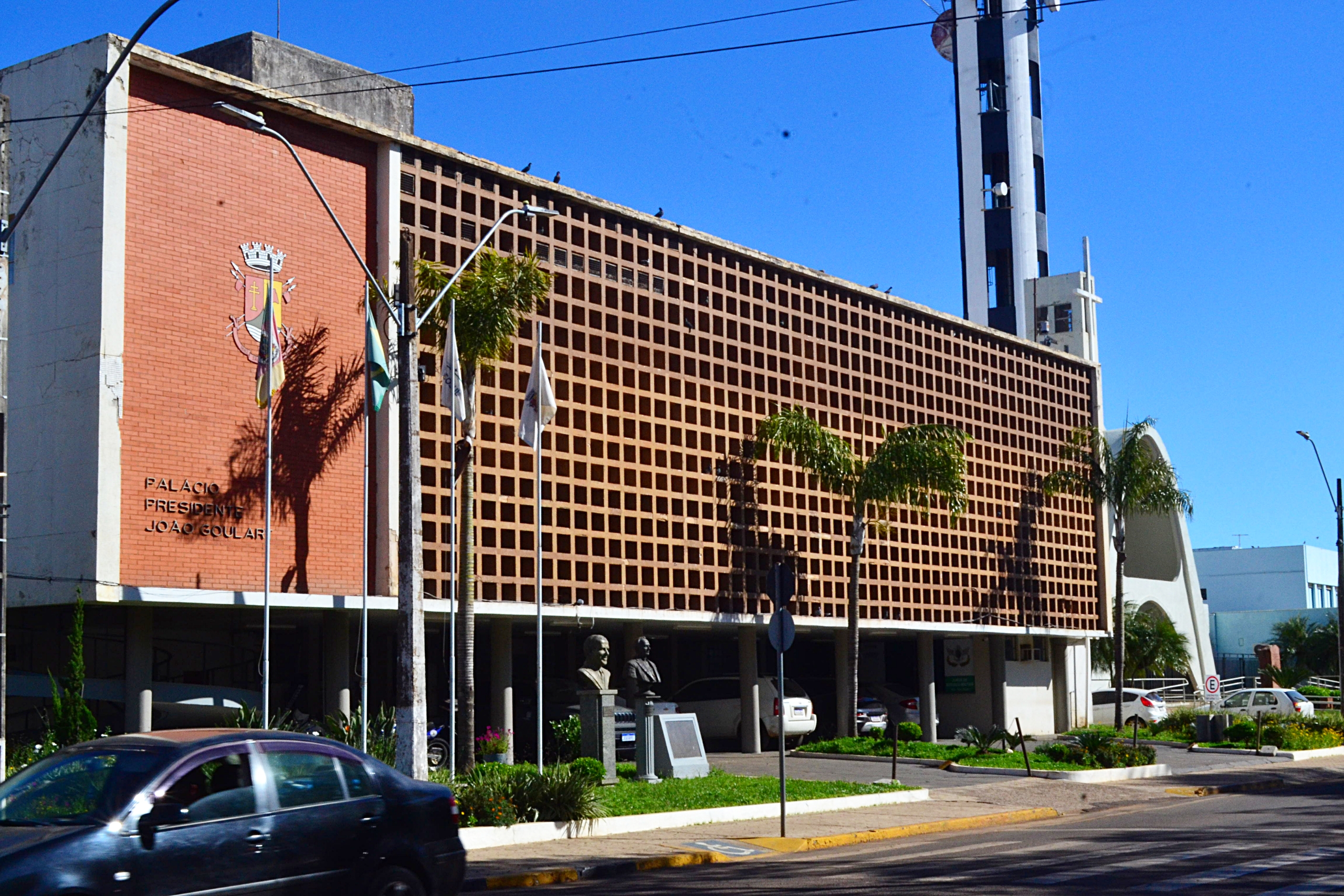 Prefeitura de São Borja adota plano de contenção de gastos, corta 30% das horas extras e suspende investimentos