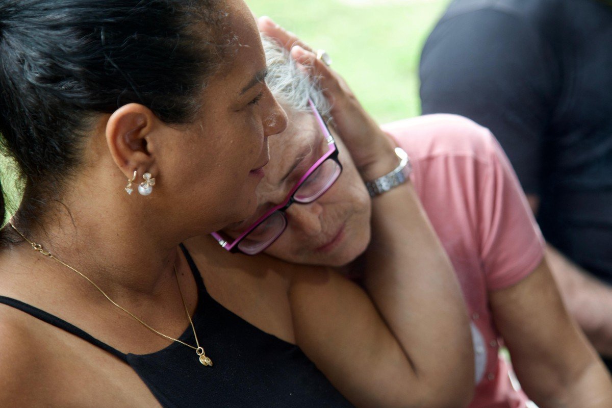 “Meu filho só tinha 40 dias de corporação”, diz mãe de policial morto em operação no Rio