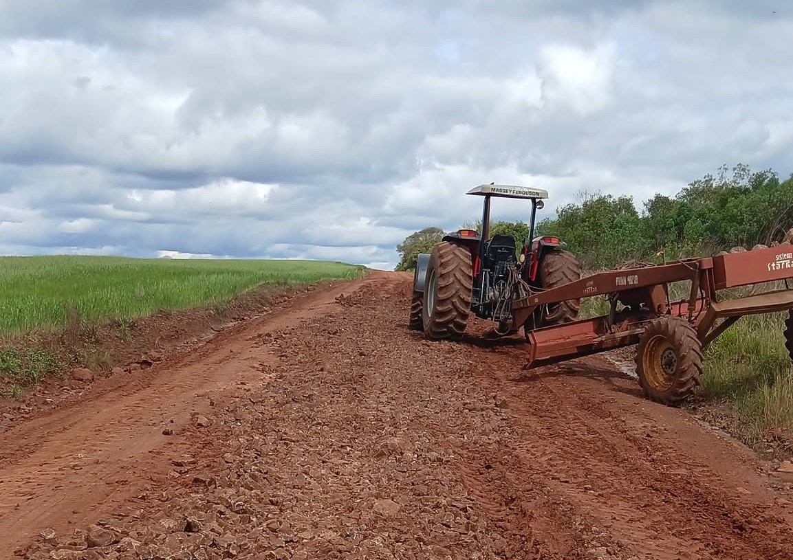 Produtores de Samburá fazem mutirão para consertar estradas e cobram respostas da Prefeitura