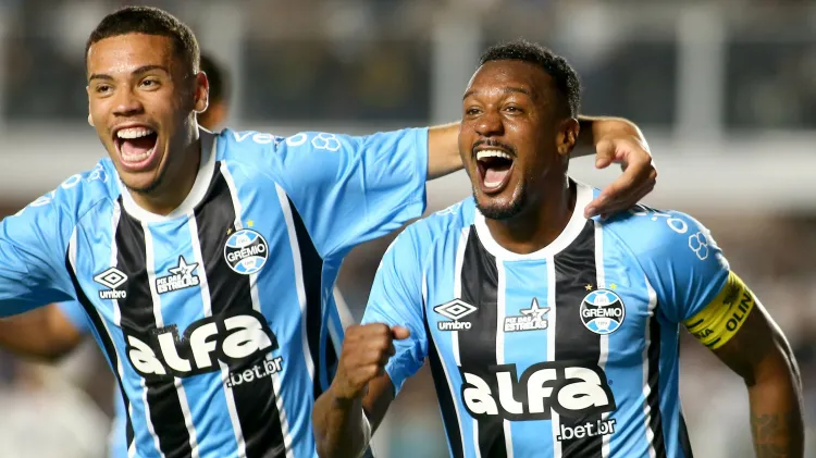 Grêmio sai na frente, mas cede empate no fim da partida