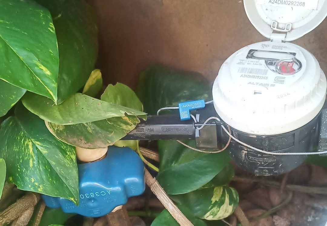 Família com bebê doente fica sem água após cobrança indevida de R$ 1 mil por erro de leitura em São Borja