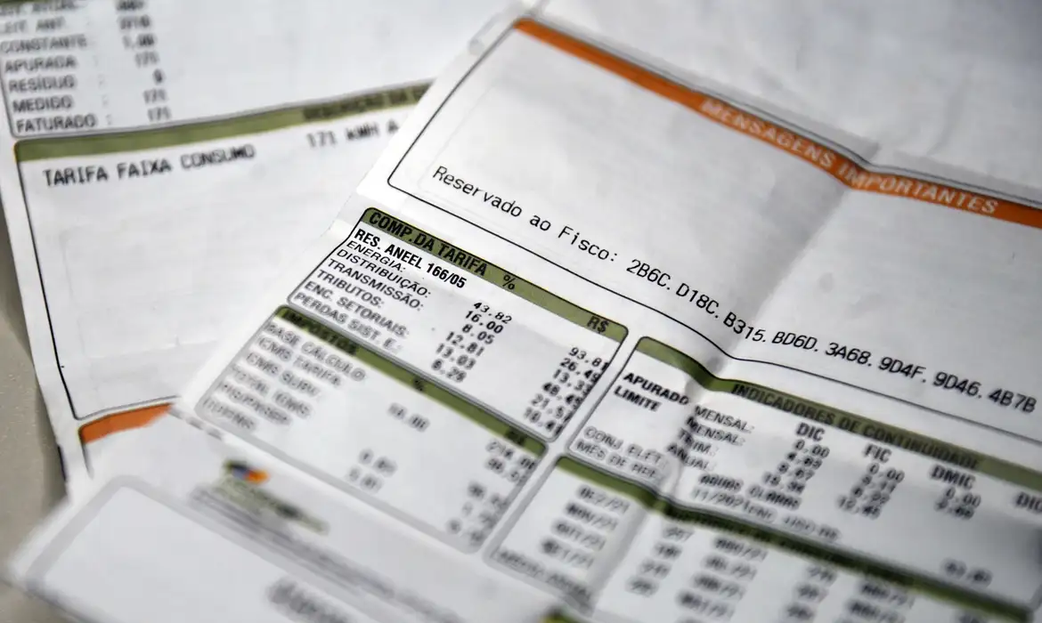 Conta de luz seguirá com bandeira vermelha em novembro: adicional será de R$ 4,46 a cada 100 kWh