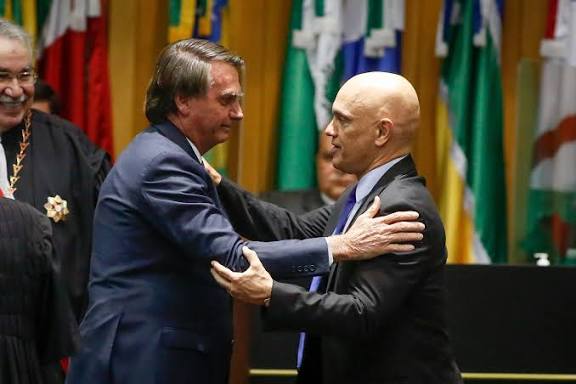Moraes, o “ditador bonzinho”: Bolsonaro foi preso sem algemas, sem mídia e em sala climatizada da PF