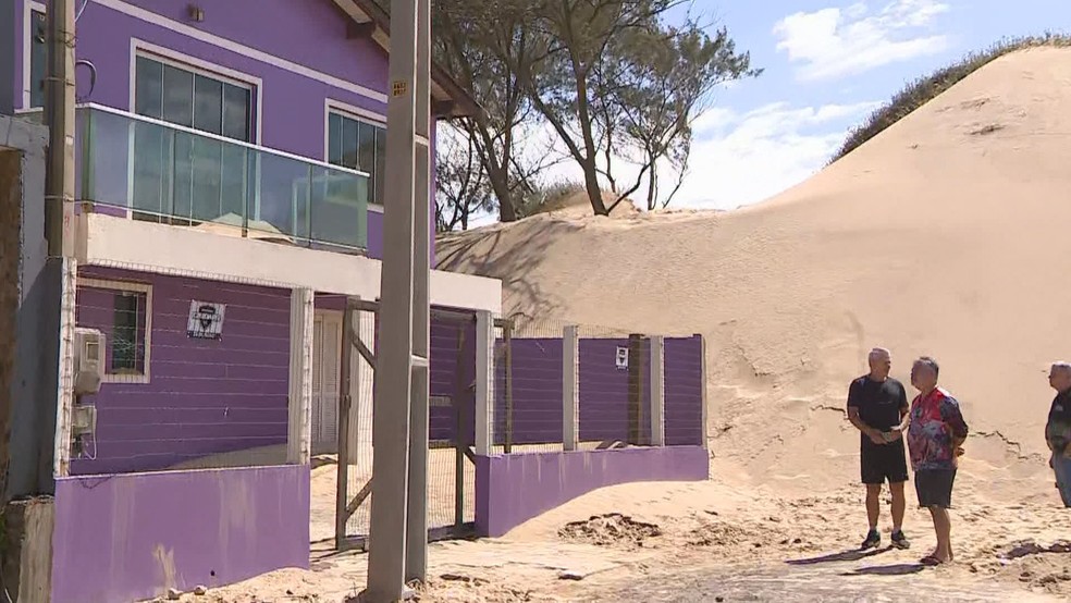 Casas engolidas pela areia: avanço das dunas transforma rotina de moradores em Tramandaí