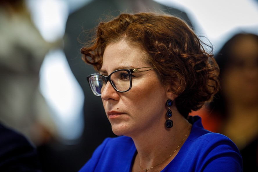 Presa em Roma, Carla Zambelli é agredida por outras detentas e troca de cela