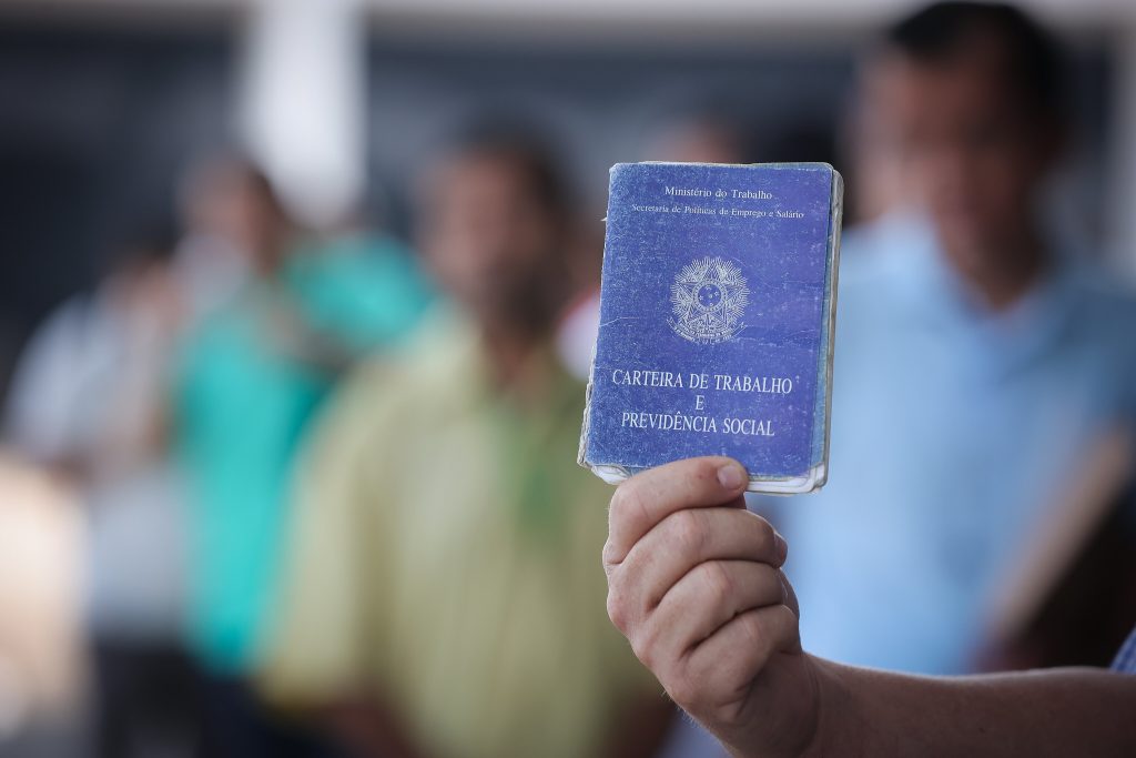 Brasil registra menor taxa de desemprego desde 2012, aponta IBGE