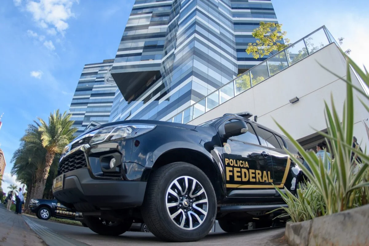 PF cumpre mandado de prisão domiciliar contra 10 condenados por tentativa de golpe após fuga frustrada de ex-diretor da PRF