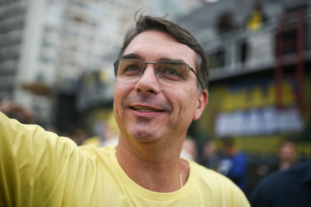 Flávio Bolsonaro põe pré-candidatura “à venda” e pressiona Congresso por anistia