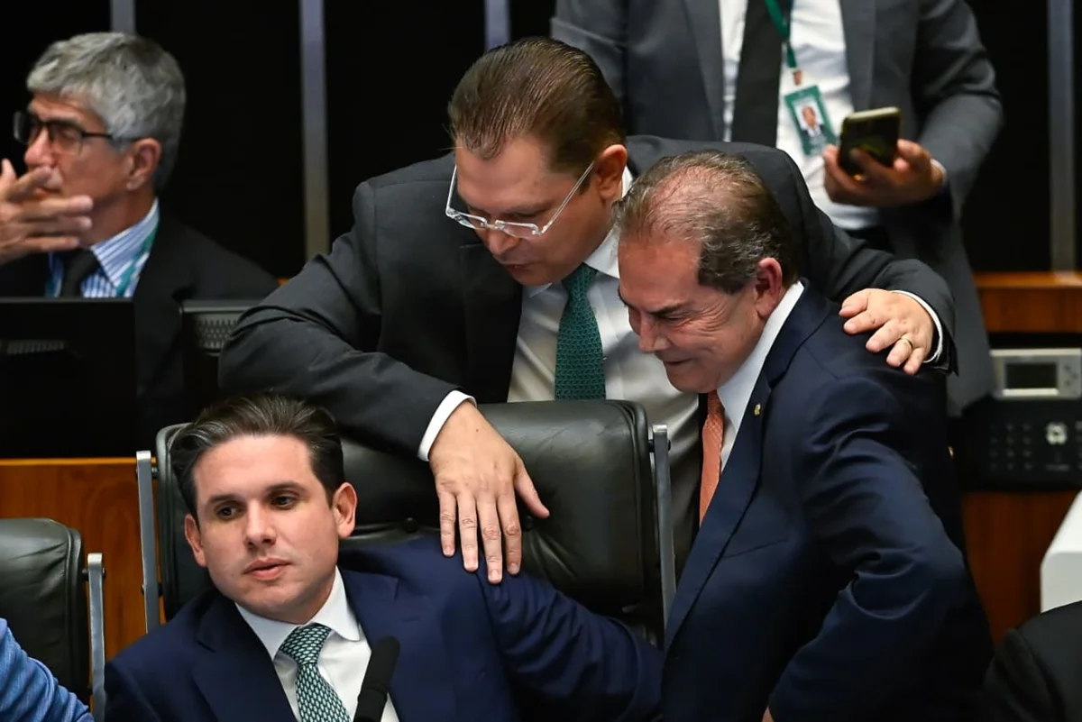 Câmara aprova projeto que reduz penas de condenados por tentativa de golpe e beneficia Bolsonaro