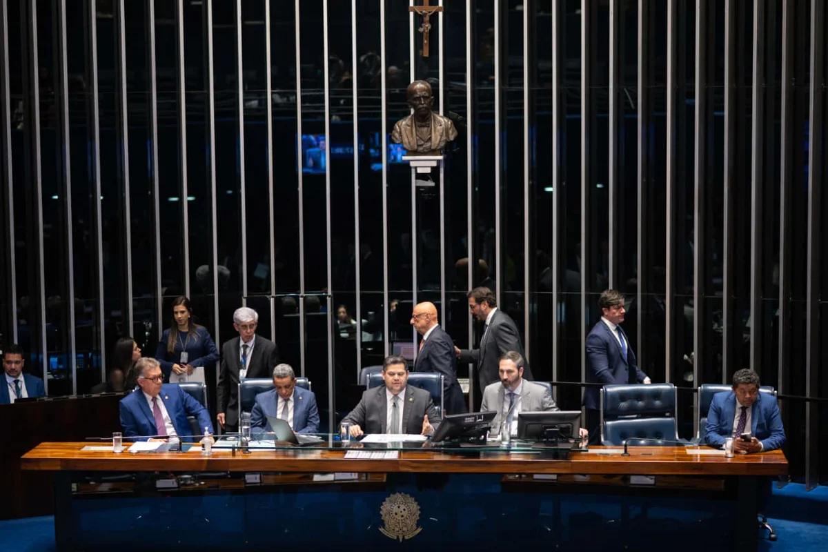 Senado aprova PL que reduz penas de Bolsonaro e condenados pelos atos de 8 de janeiro