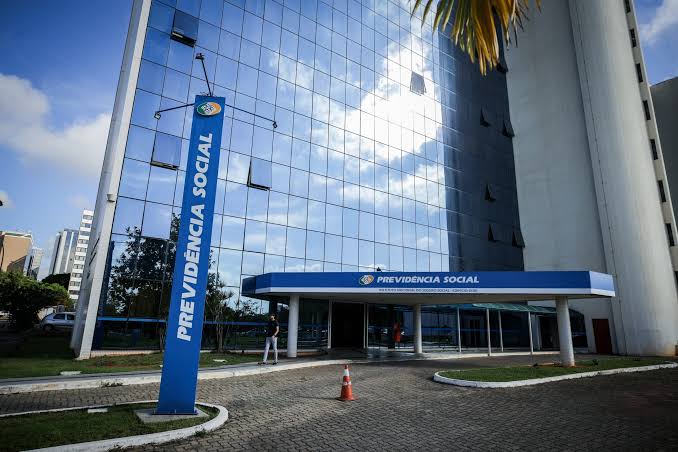 INSS supera 2,8 milhões de pedidos na fila e cria comitê para tentar conter avanço