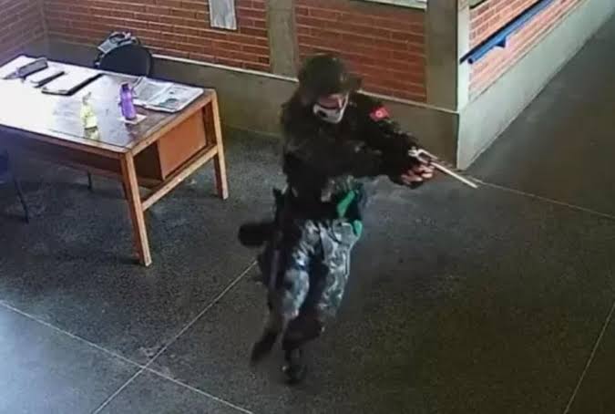 Jovem que matou quatro pessoas e feriu 12 em ataque a escolas é solto após cumprir três anos de internação