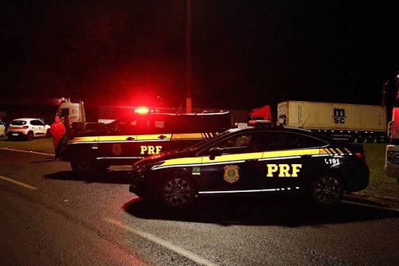 PRF prende casal argentino com quase 250 quilos de maconha na BR-468, em Três Passos