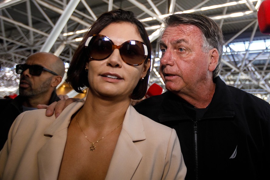 Bolsonaro teve crise, caiu e bateu a cabeça em cela da PF, afirma Michelle