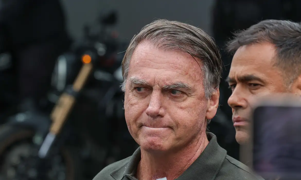 Bolsonaro volta ao STF com novos pedidos: Smart TV com acesso ao YouTube, livros e assistência religiosa
