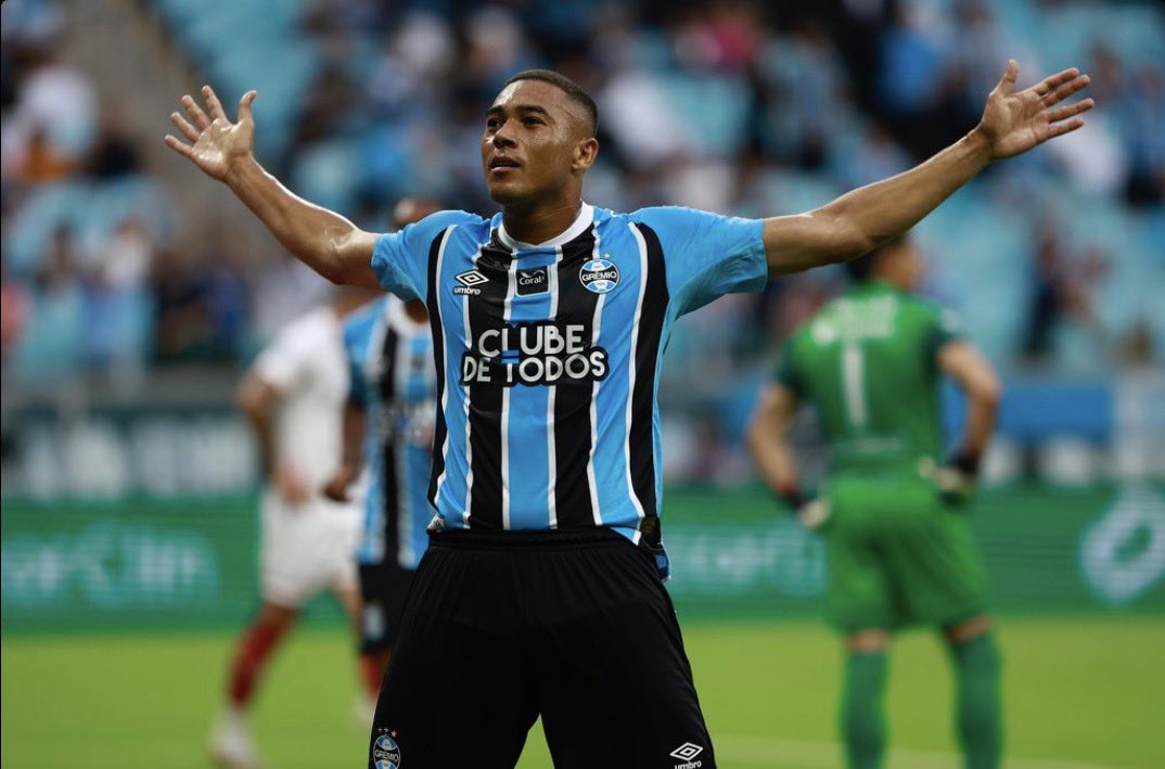 Com hat-trick de Carlos Vinícius, Grêmio goleia o São Luiz na estreia de Tetê