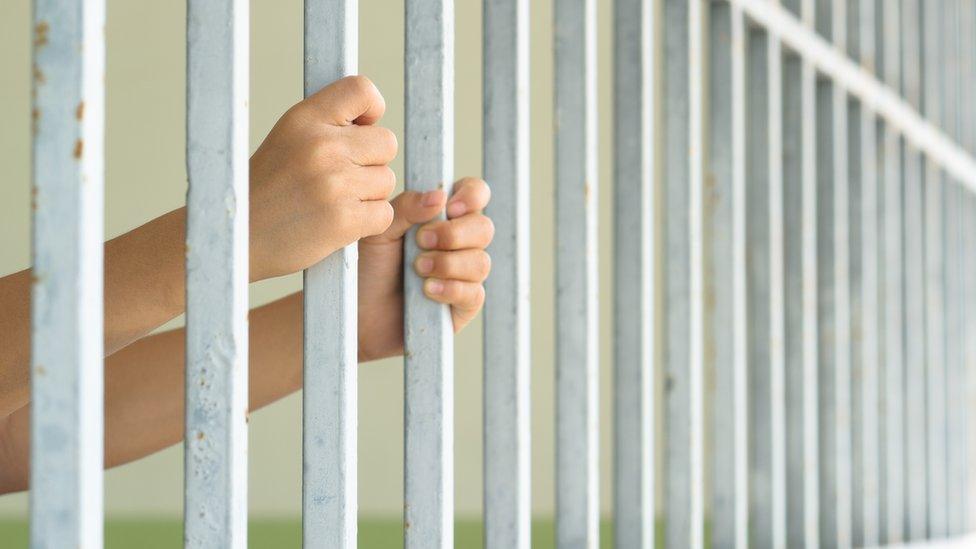 Suécia propõe reduzir para 13 anos a idade penal em crimes graves