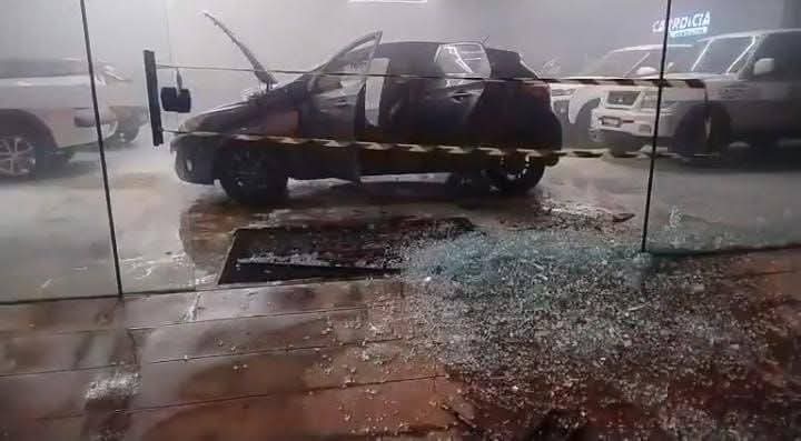 Alvo de incêndio criminoso, revenda de carros encerra atividades após oito anos em Itaqui