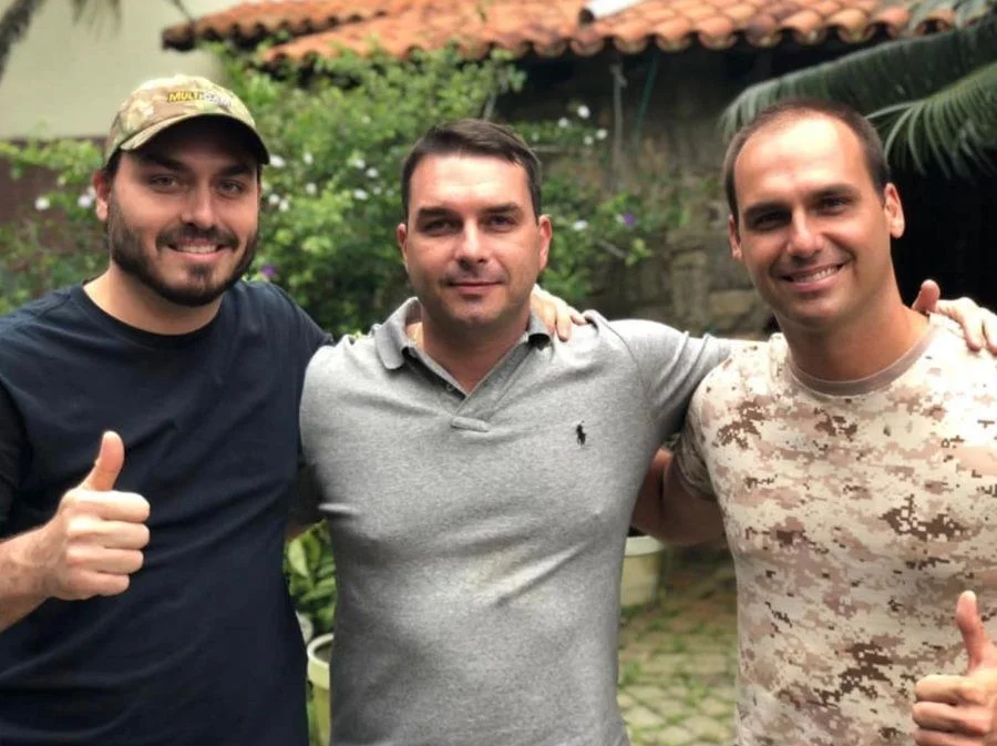 Filhos de Bolsonaro acusam Moraes de tortura após negativa de prisão domiciliar