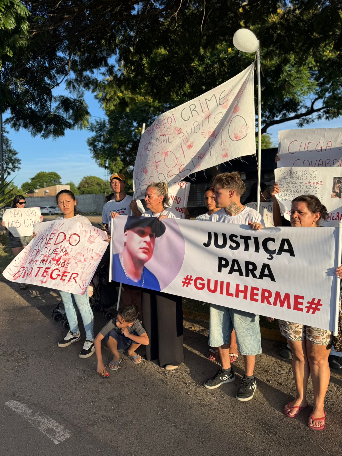 Família e comunidade pedem justiça por Guilherme em manifestação em Uruguaiana