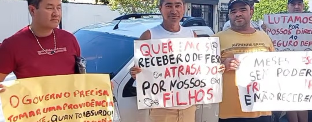 Atraso no seguro-defeso leva pescadores a protestar em frente ao INSS em Uruguaiana
