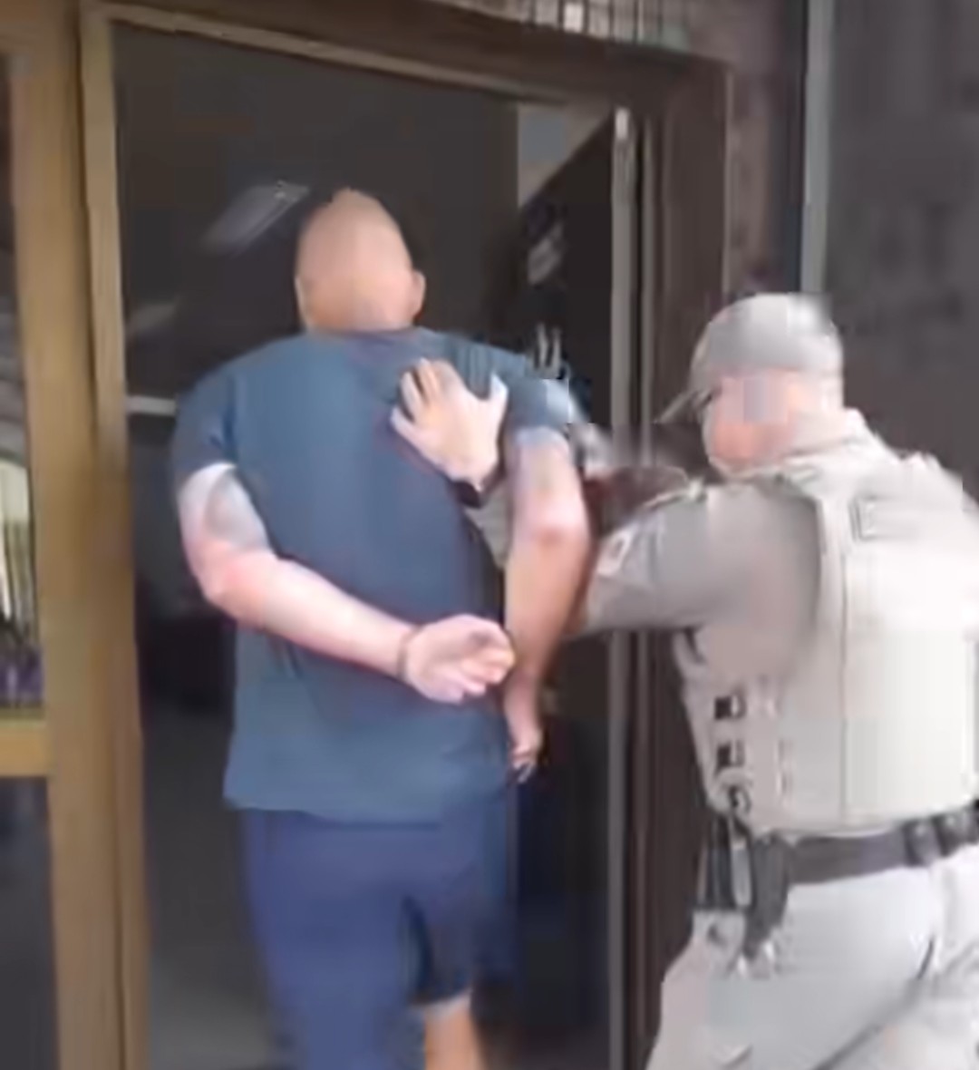 Homem tenta matar ex-mulher, foge com a filha e é preso após perseguição na Região Central