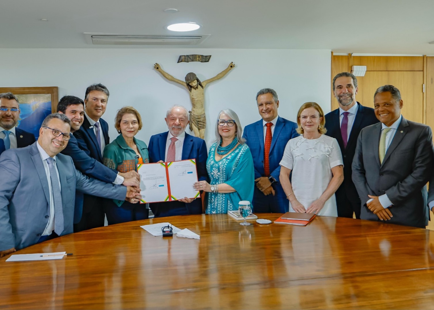 Lula assina MP que garante valorização do magistério com ganho real de R$ 262,86 no Piso Salarial