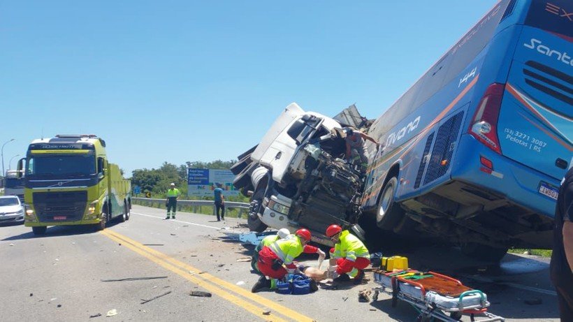 Acidente entre carreta e ônibus deixa quatro mortos na BR-116, em Pelotas