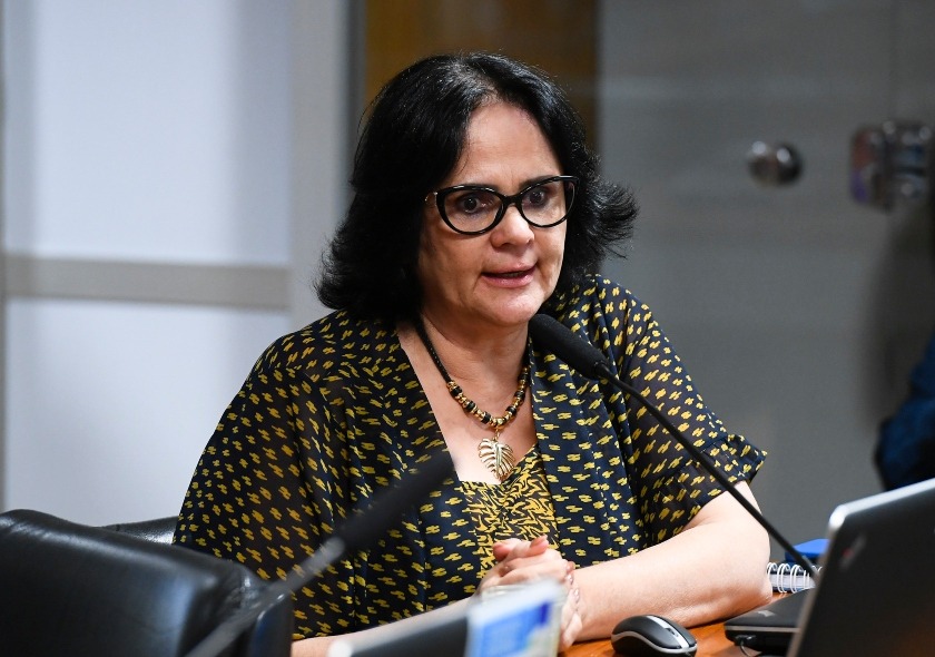 Damares diz que grandes igrejas e pastores estão envolvidos em esquema de fraudes no INSS