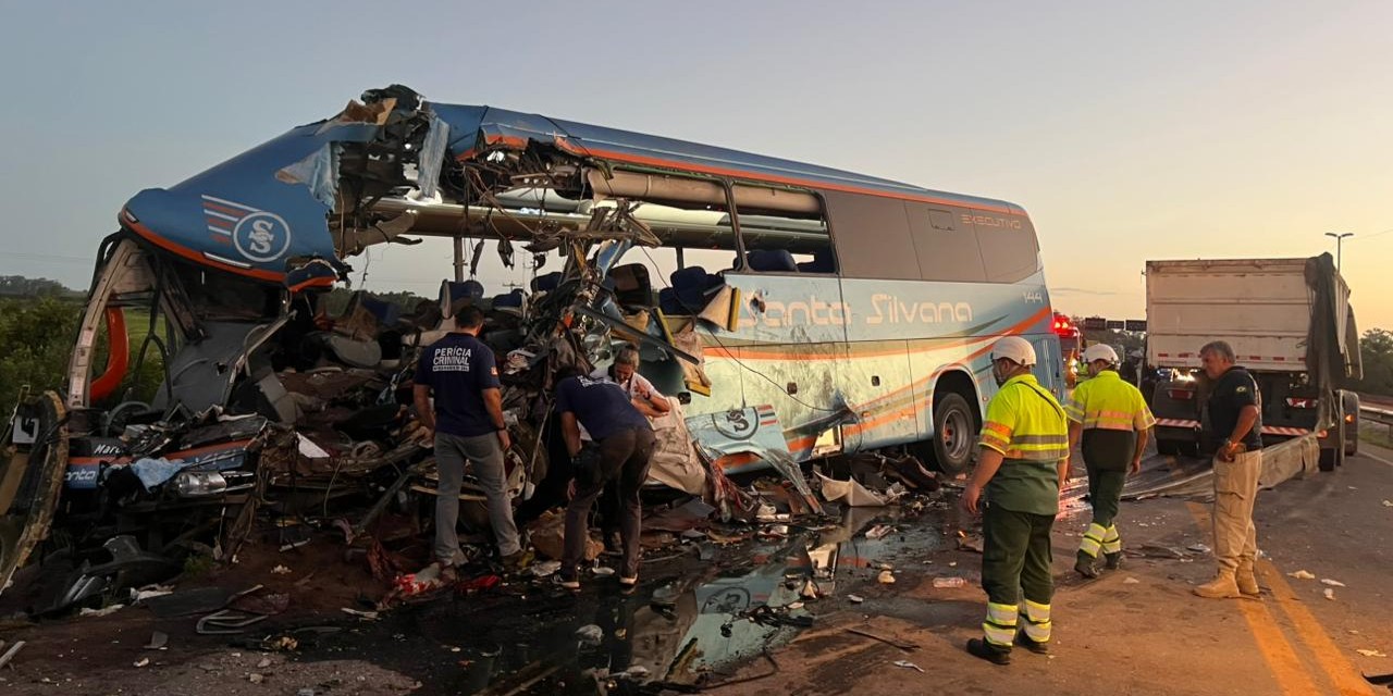 Caminhoneiro mexia no rádio e estava acima da velocidade no momento de acidente que matou 11 na BR-116, em Pelotas