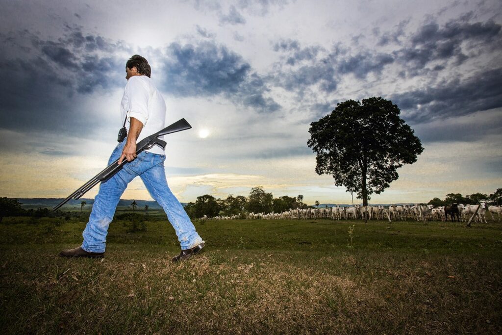 Projeto no Congresso propõe flexibilizar porte de armas no meio rural e endurecer penas para crimes no campo