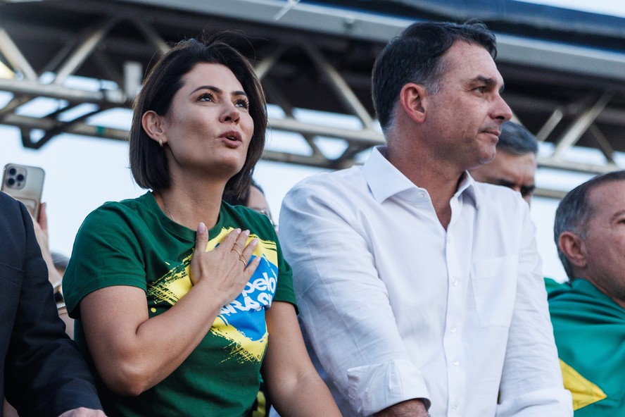 Michelle decide não fazer campanha para Flávio Bolsonaro e expõe atritos na família