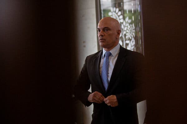 Moraes autoriza operação da PF após divulgação de dados fiscais de ministros na imprensa