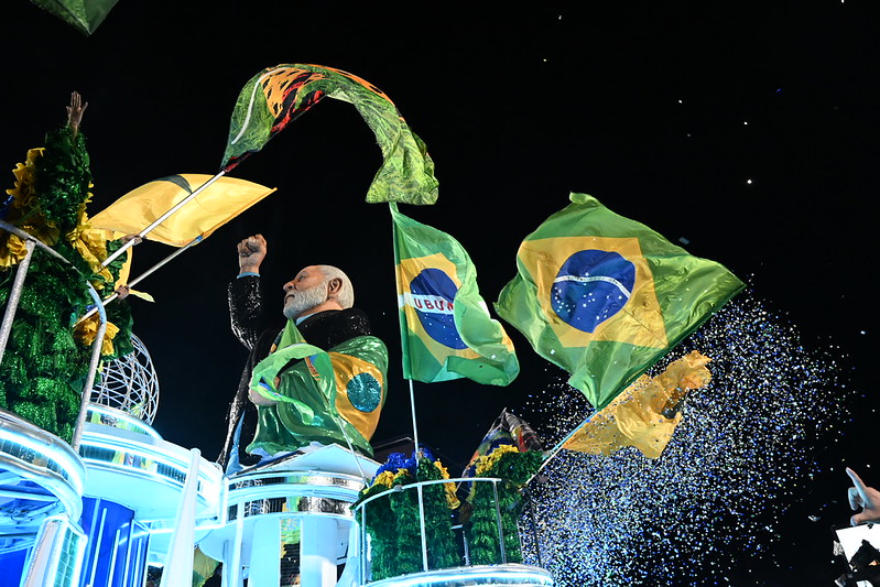 Desfile em homenagem a Lula provoca críticas à TV Globo, elogios de aliados e ameaças de ação no TSE
