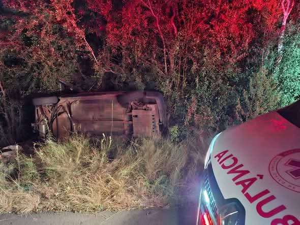 Capotamento após colisão com capivara deixa feridos na BR-472, em Itaqui