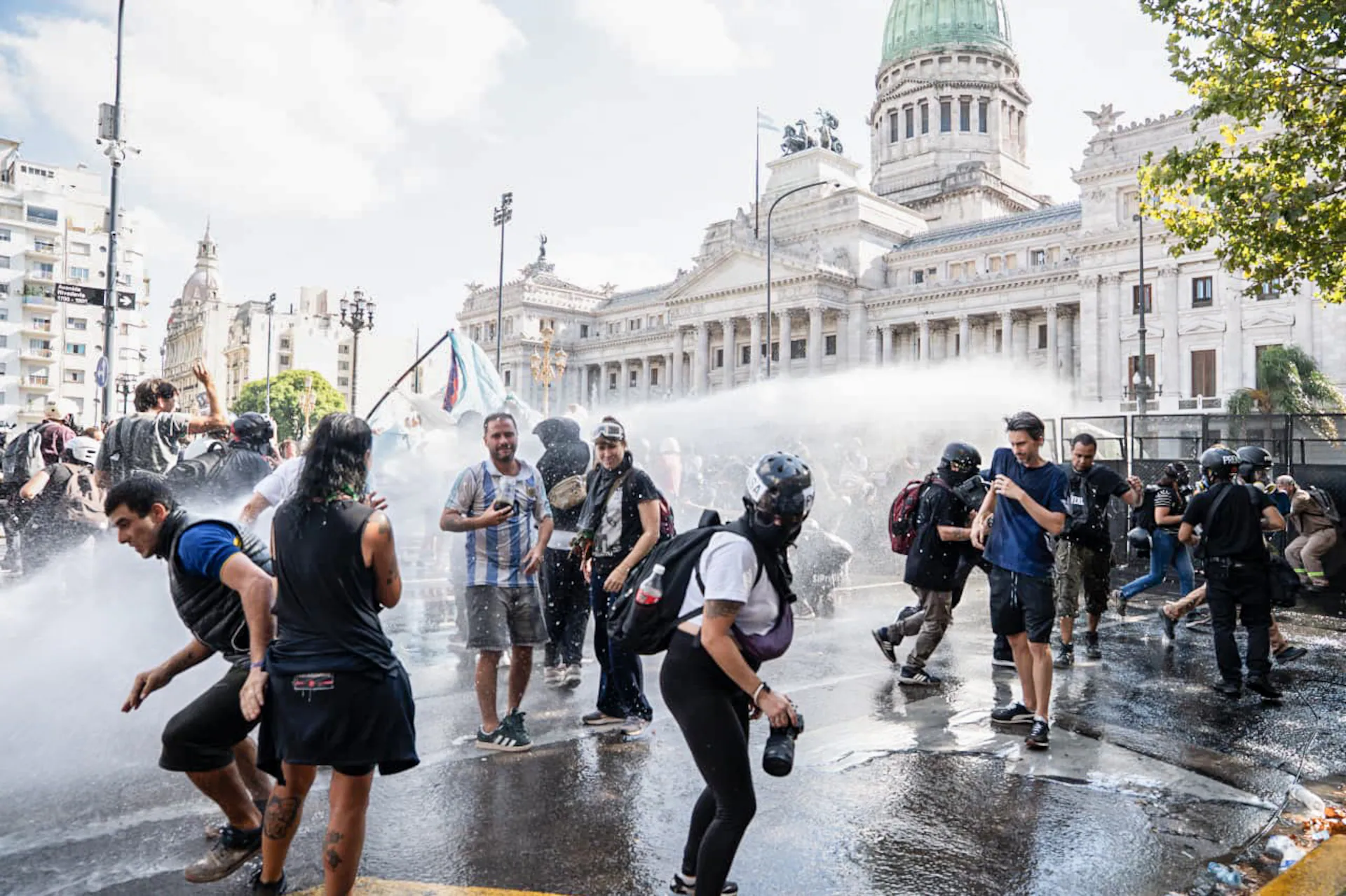 Enquanto Brasil discute o fim da escala 6×1, congresso argentino aprova reforma que aumenta a jornada para 12 horas