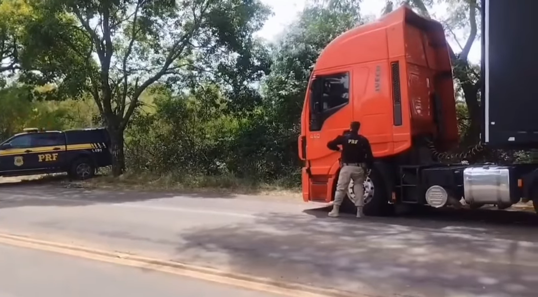PRF flagra caminhoneiro transportando adolescente de 15 anos sem autorização em Alegrete