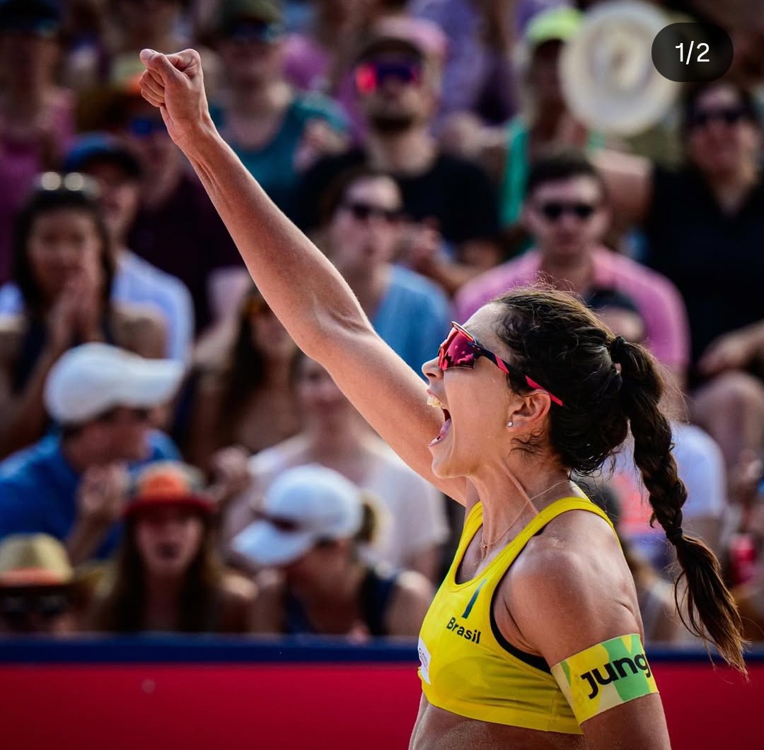 Jogadora brasileira é suspensa pela Federação Internacional de Vôlei após comemorar prisão de Bolsonaro