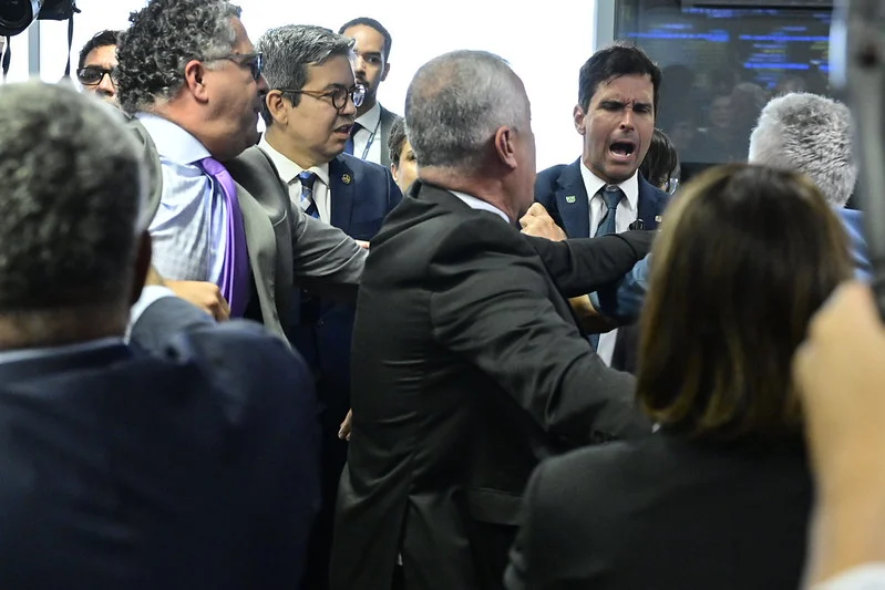 Deputados governistas falam fraude em votação da CPMI do INSS e prometem recorrer contra quebra de sigilo de Lulinha