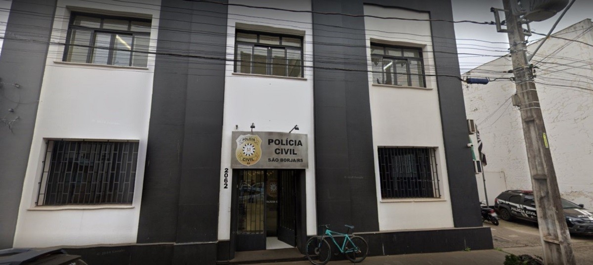 Homem é preso após incentivar filha de 8 anos a disparar arma em São Borja