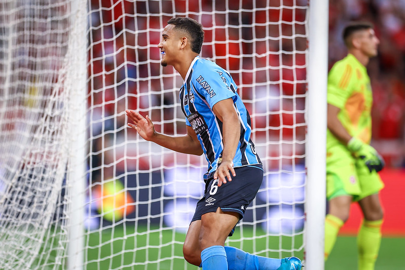 Grêmio vence o Inter por 4 a 1 no agregado e levanta a taça do Gauchão 2026