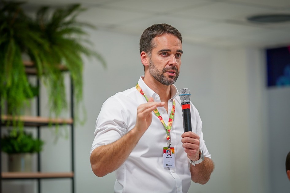 Eduardo Leite lança pré-candidatura à Presidência e diz ser alternativa à polarização