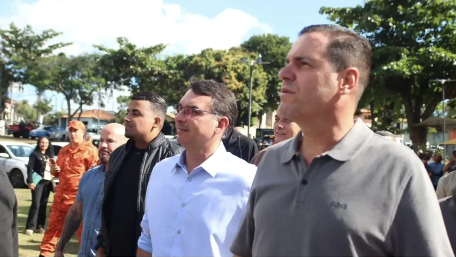 Operação da PF prende aliado de Flávio Bolsonaro por suspeita de ligação com o Comando Vermelho