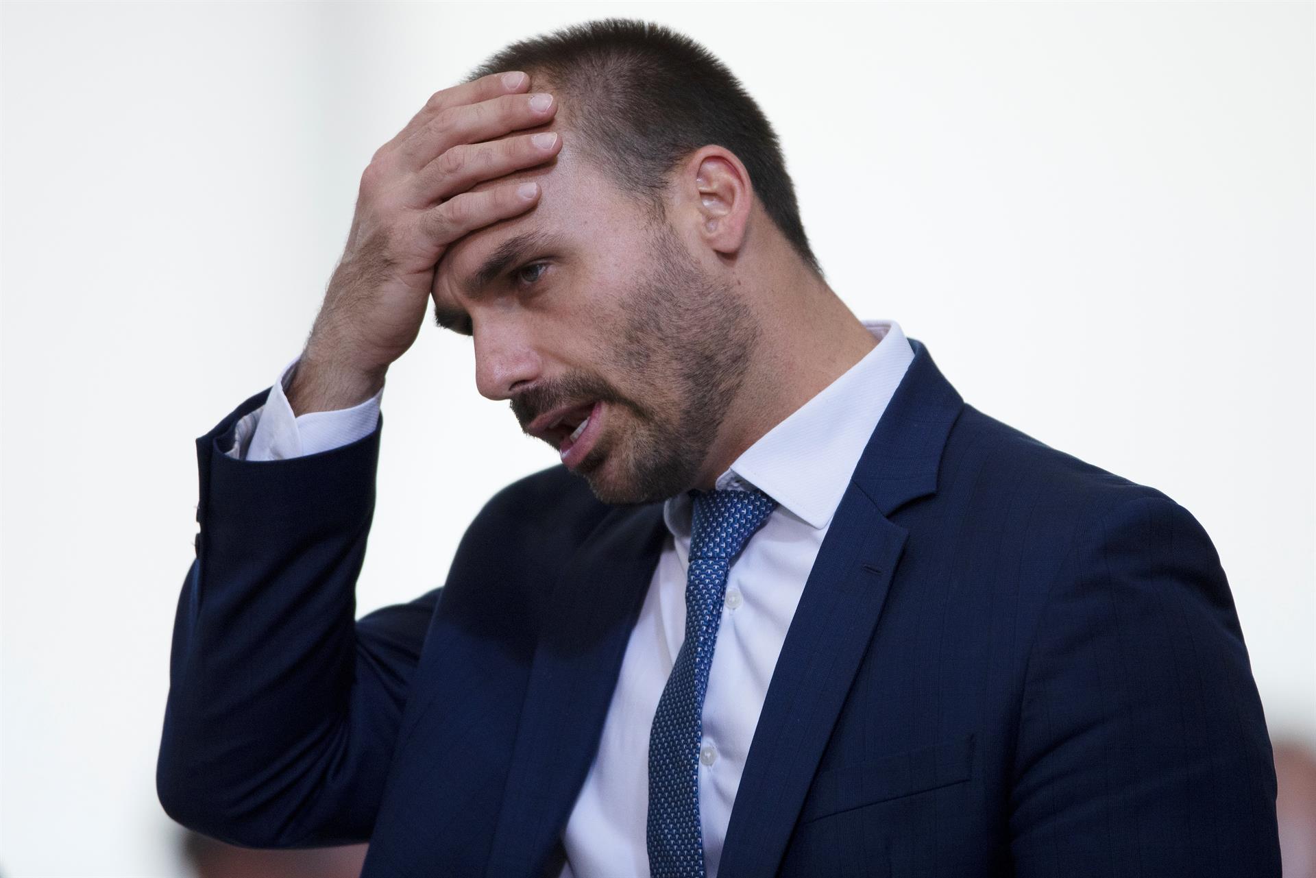 Polícia Federal dá 15 dias para Eduardo Bolsonaro se defender em processo por abandono de cargo