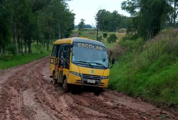 “Não é justo, é desumano”: Crianças da zona rural de Rosário do Sul enfrentam dificuldades após Câmara aprovar mudanças no transporte escolar