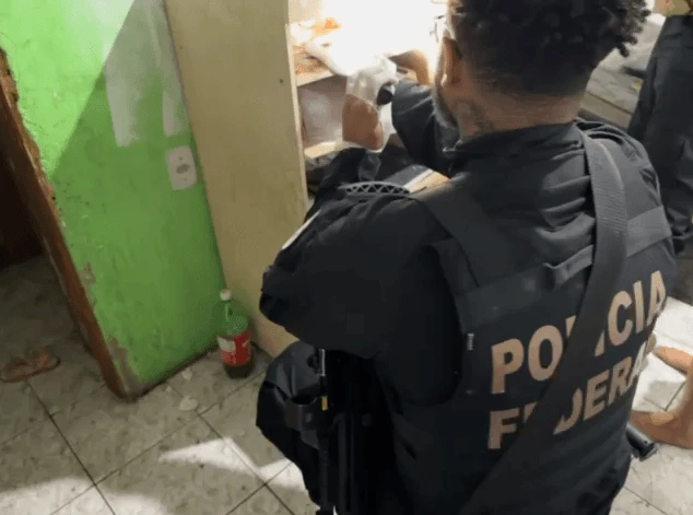 Mulher é presa pela Polícia Federal suspeita de abusar das próprias filhas e divulgar vídeos na dark web