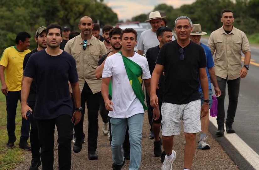 Oposição pede prisão de Moraes e aumenta pressão sobre STF após mensagens com banqueiro