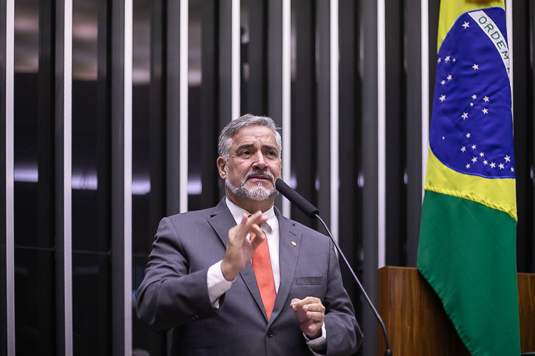 Deputado protocola projeto que prevê crimes inafiançáveis em casos de violência contra mulheres